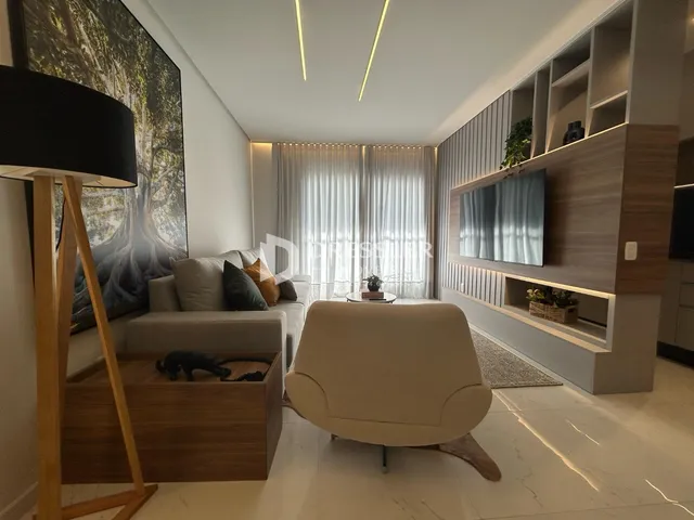 Sala de estar moderna com sofá e decoração em um apartamento no Brasil.
