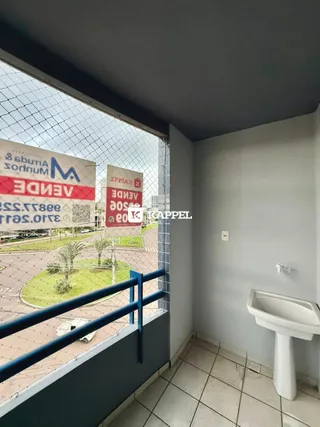 Vista externa de um pátio com um letreiro grande ao fundo.