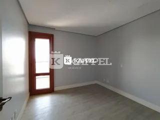 Foto de um cômodo interno com piso de madeira e paredes claras.