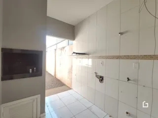 Parede interna com revestimento cerâmico e piso claro em um imóvel.
