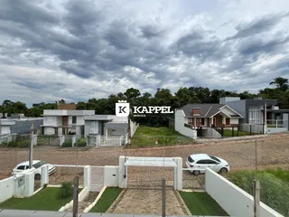 Fachada de um conjunto de casas em Lajeado, Brasil, sob um céu nublado.