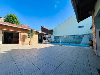 Vista externa de uma propriedade com piscina e área pavimentada em Lajeado.