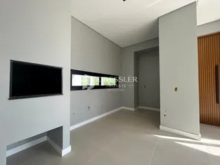 Ambiente interno de uma sala com paredes cinzas e piso claro.