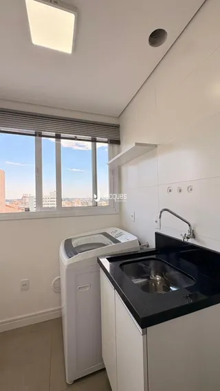 Vista da cozinha com janela para a cidade em Lajeado.