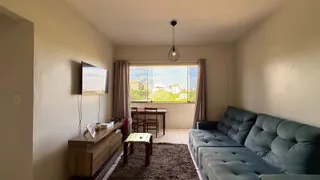 Sala de estar com sofá e janela.