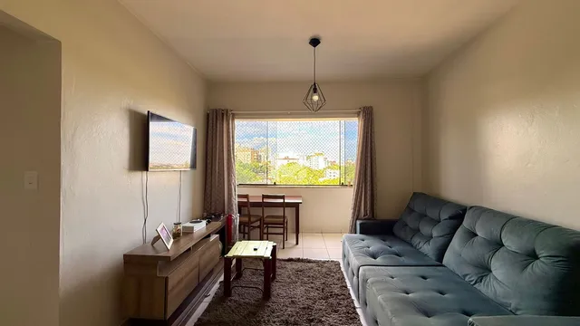 Sala de estar com sofá e janela.