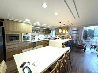 Foto de uma cozinha com bancada branca e piso de madeira.