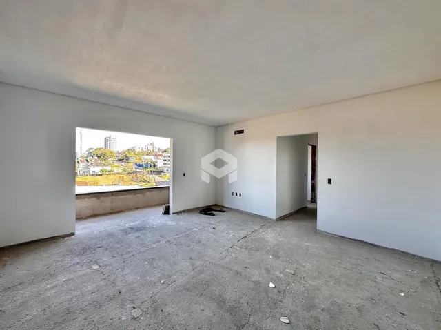 Espaço interno de uma residência com vista para a paisagem urbana.