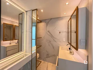 Foto de um banheiro moderno com revestimento em mármore.