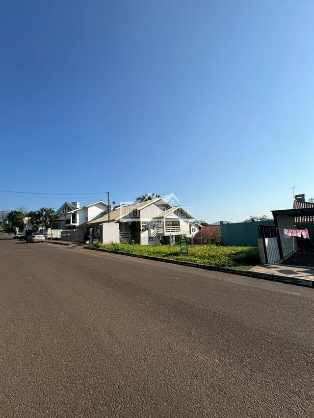 Vista da rua com casas em Lajeado, Brasil.