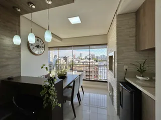 Sala de jantar com vista para a cidade em Lajeado, Brasil.