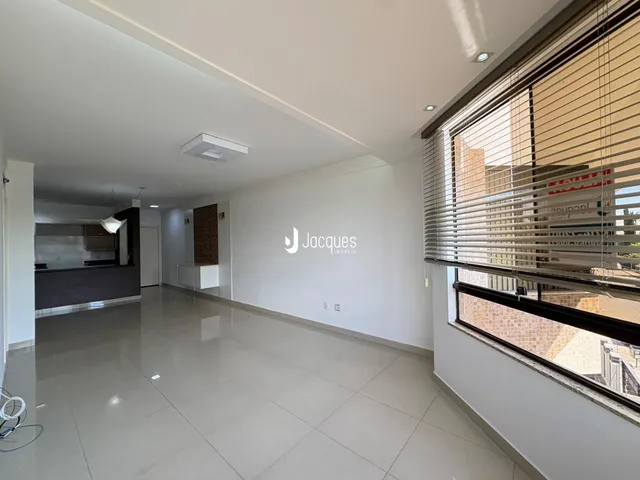 Hall de entrada com piso de cerâmica e paredes brancas.