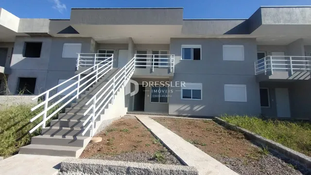 Fachada de um prédio residencial em Lajeado, Brasil, com escadaria externa.