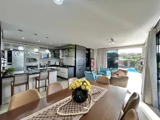 Ambiente de sala de jantar e cozinha em um imóvel no Brasil.