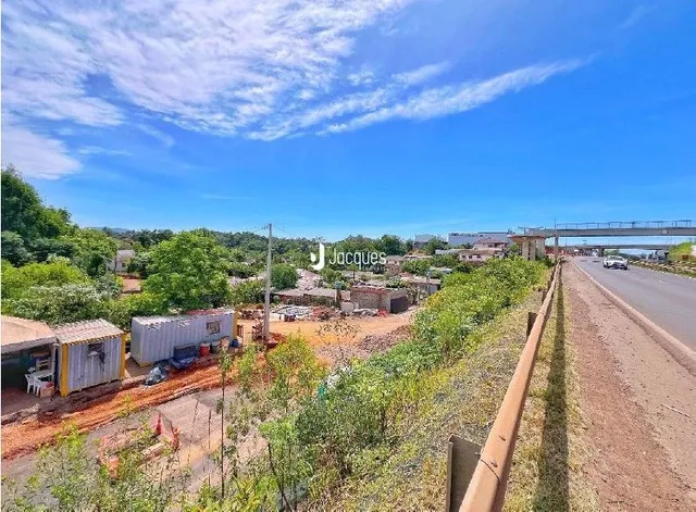 Vista da propriedade ao longo de uma estrada com vegetação.
