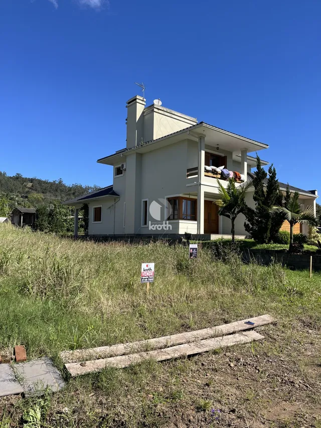Fachada de uma casa residencial em Lajeado, Brasil, cercada por vegetação.