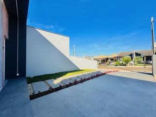 Fachada de uma residência com jardim e área externa pavimentada em Lajeado, Brasil.