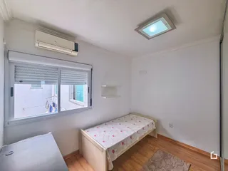 Quarto com cama e janela em um apartamento.