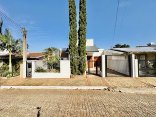 Fachada de uma residência em Lajeado, Brasil, com cerca e portão de ferro.