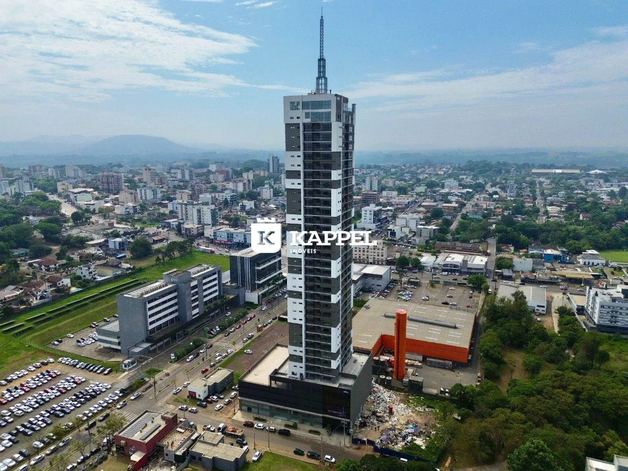 Vista aérea de um horizonte urbano com um arranha-céu proeminente em Lajeado.