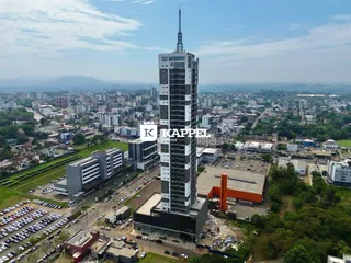 Vista aérea de um horizonte urbano com um arranha-céu proeminente em Lajeado.