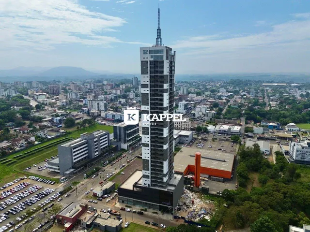 Vista aérea de um horizonte urbano com um arranha-céu proeminente em Lajeado.