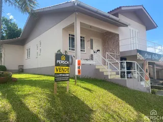 Fachada de uma casa residencial em Lajeado, Brasil, com gramado em primeiro plano.