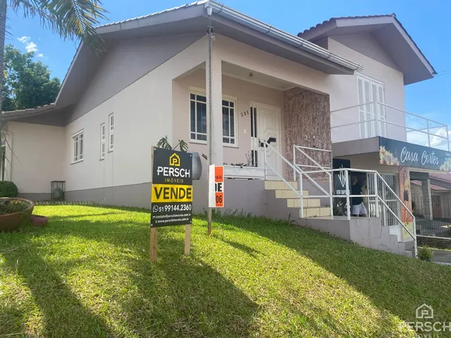 Fachada de uma casa residencial em Lajeado, Brasil, com gramado em primeiro plano.