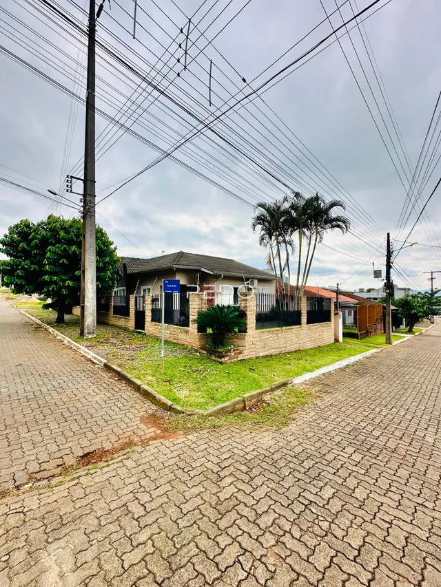 Fachada de uma residência em Lajeado, Brasil, com jardim frontal.