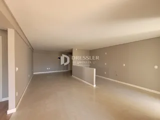 Vista interna de um corredor ou área comum de um imóvel.