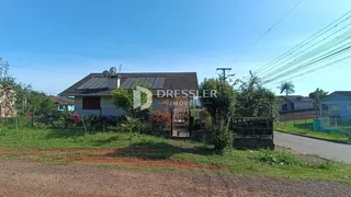 Vista externa de uma residência em Lajeado, Brasil, com vegetação ao redor.
