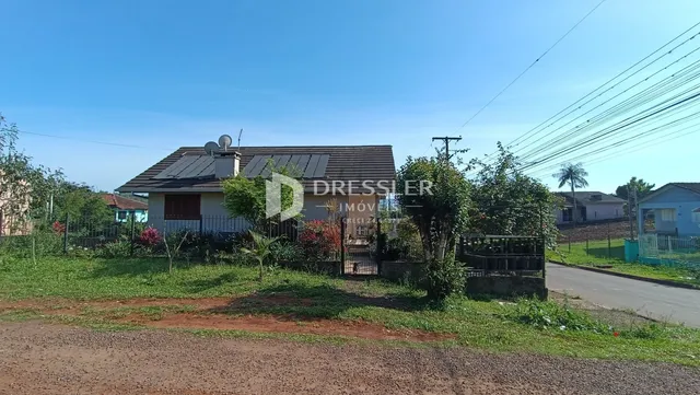 Vista externa de uma residência em Lajeado, Brasil, com vegetação ao redor.