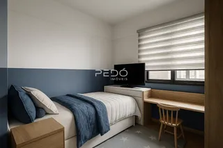 Quarto com cama e escrivaninha em ambiente claro.