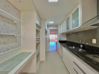 Corredor de um apartamento moderno em Lajeado, Brasil.