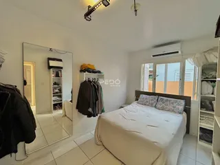Quarto com cama e armário em um imóvel no Brasil.