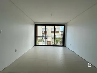Hall de entrada com piso de cerâmica e porta de vidro para a varanda.