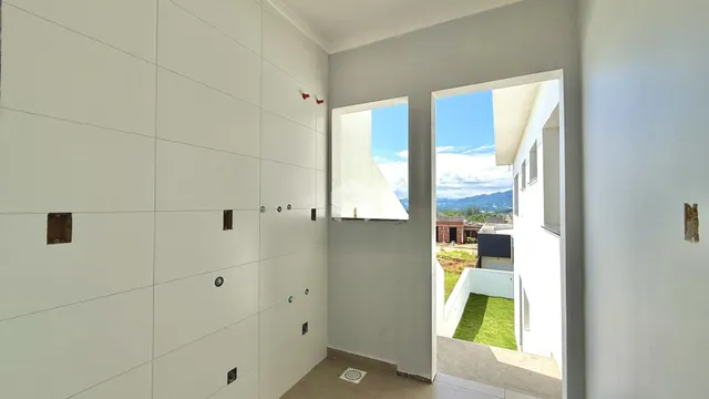Parede interna de uma residência com acesso a uma área externa.