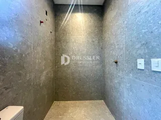Parede interna de um banheiro com revestimento de cerâmica.