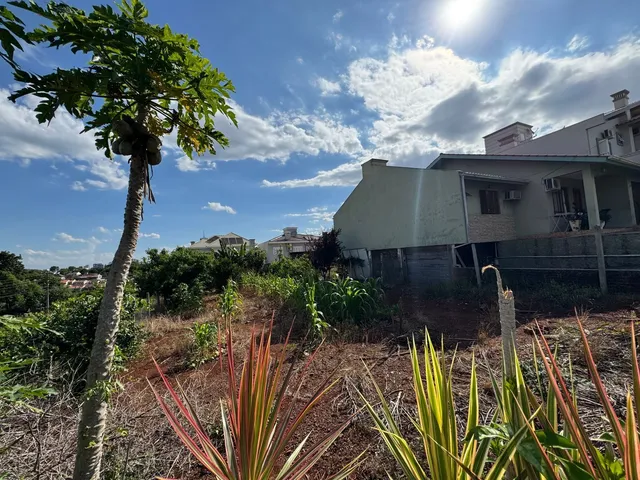 Vista externa da propriedade com vegetação seca no primeiro plano.