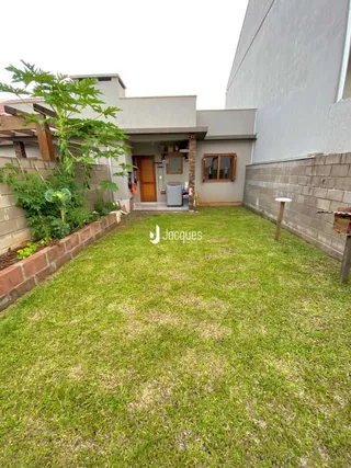 Jardim gramado em frente à fachada de uma casa em Lajeado.