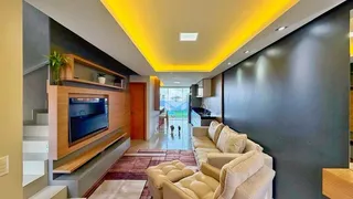 Sala de estar moderna com sofá e painel de TV em um apartamento no Brasil.