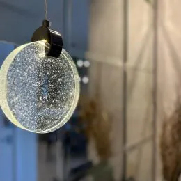 Uma luminária esférica pendurada no teto.