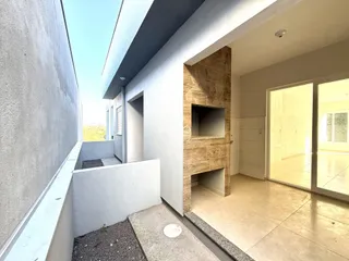 Vista de uma área interna com abertura para o exterior de uma residência.