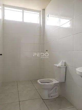 A foto mostra um banheiro com revestimento branco.