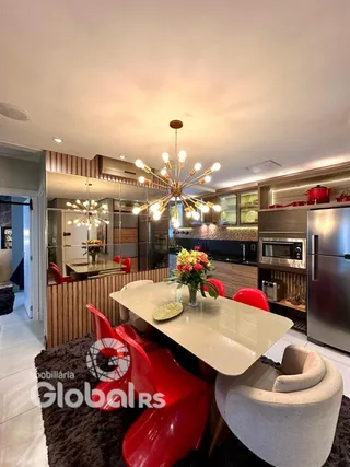 Sala de estar com decoração moderna e móveis de destaque.