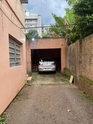 Vista da entrada de uma propriedade lateral em Lajeado, Brasil.