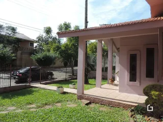Fachada de uma residência em Lajeado, Brasil, com área externa gramada.