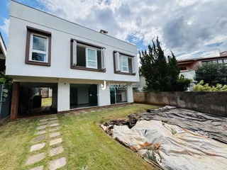 Fachada da residência em Lajeado, Brasil, com jardim frontal.