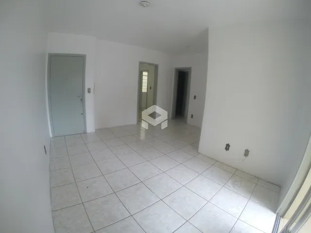 Hall de entrada com piso de cerâmica claro.