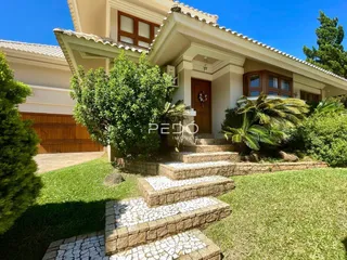Fachada de uma casa em Lajeado, Brasil, com jardim e degraus de pedra.